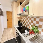 公寓 Small & Cozy 2 Bedroom By Belle