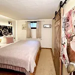 Small & Cozy 2 Bedroom By Belle 基茨比厄尔